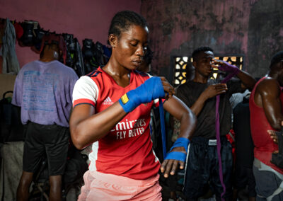 ATTOH QUARSHIE BOXING GYM ACCRA | ANLEGEN DER BOXBANDAGEN