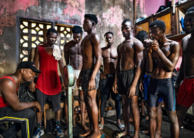 ATTOH QUARSHIE BOXING GYM ACCRA | GEWICHTSKONTROLLE DURCH CHEFTRAINER VINCENT AKAI NETTEY