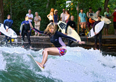 EISBACHSURFERIN | MUENCHEN